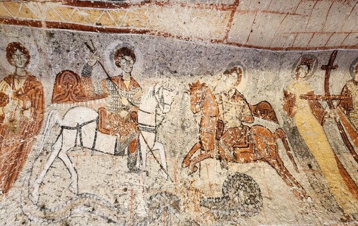 Göreme Yılanlı Kilise’de Aziz George ve Aziz Theodoros’un ejderha ile savaşını gösteren atlı aziz freski.